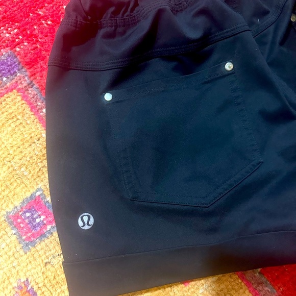 LULULEMON cuffed black shorts sz 8 - Picture 5 of 5
